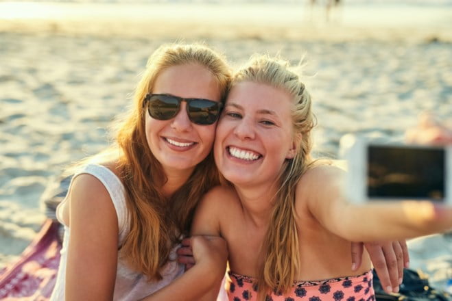 Jenter tar selfie på stranda